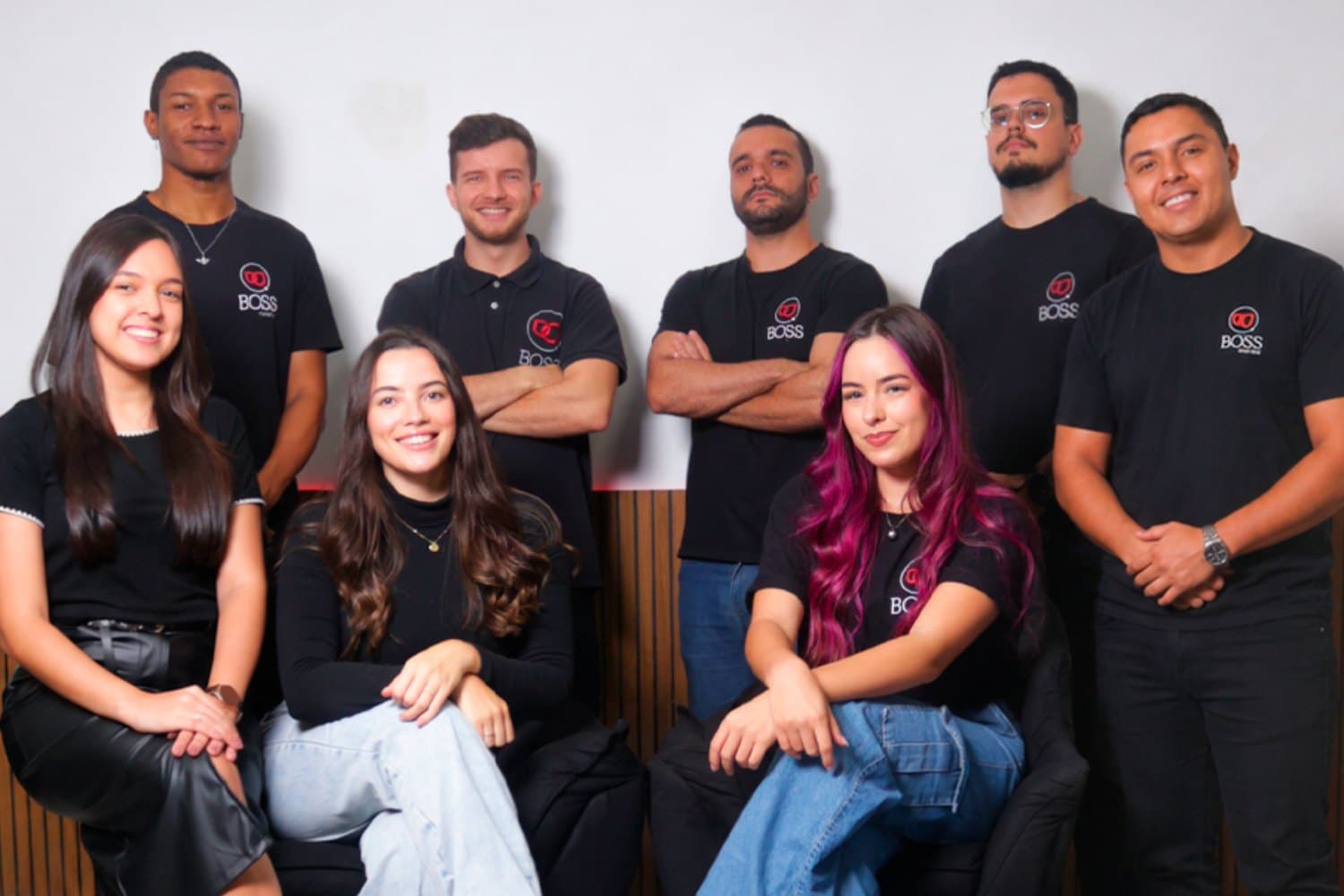 Equipe da Boss Marketing reunida na sede em Bom Jardim