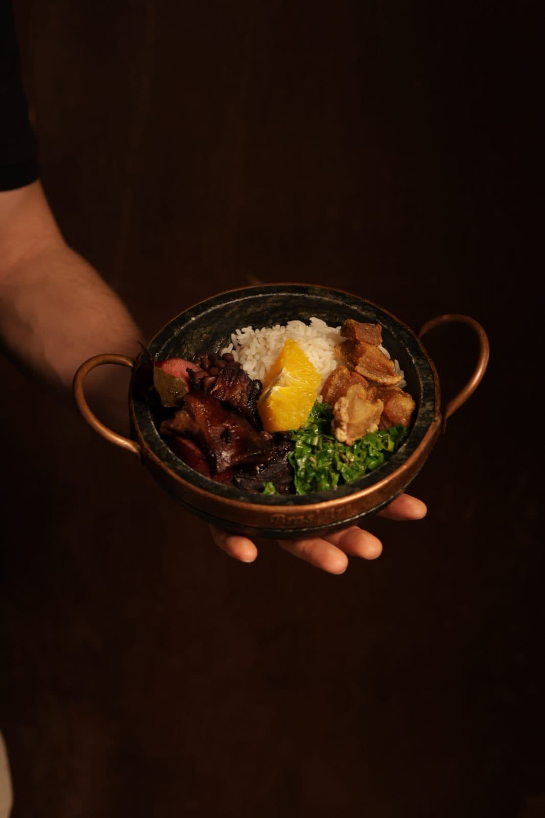 Prato de comida servido em panela de cobre