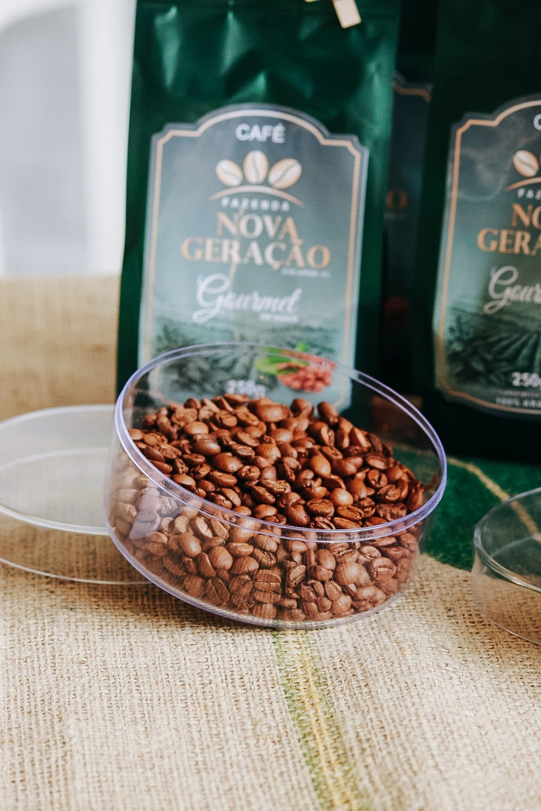 Pacotes de café Nova Geração com grãos