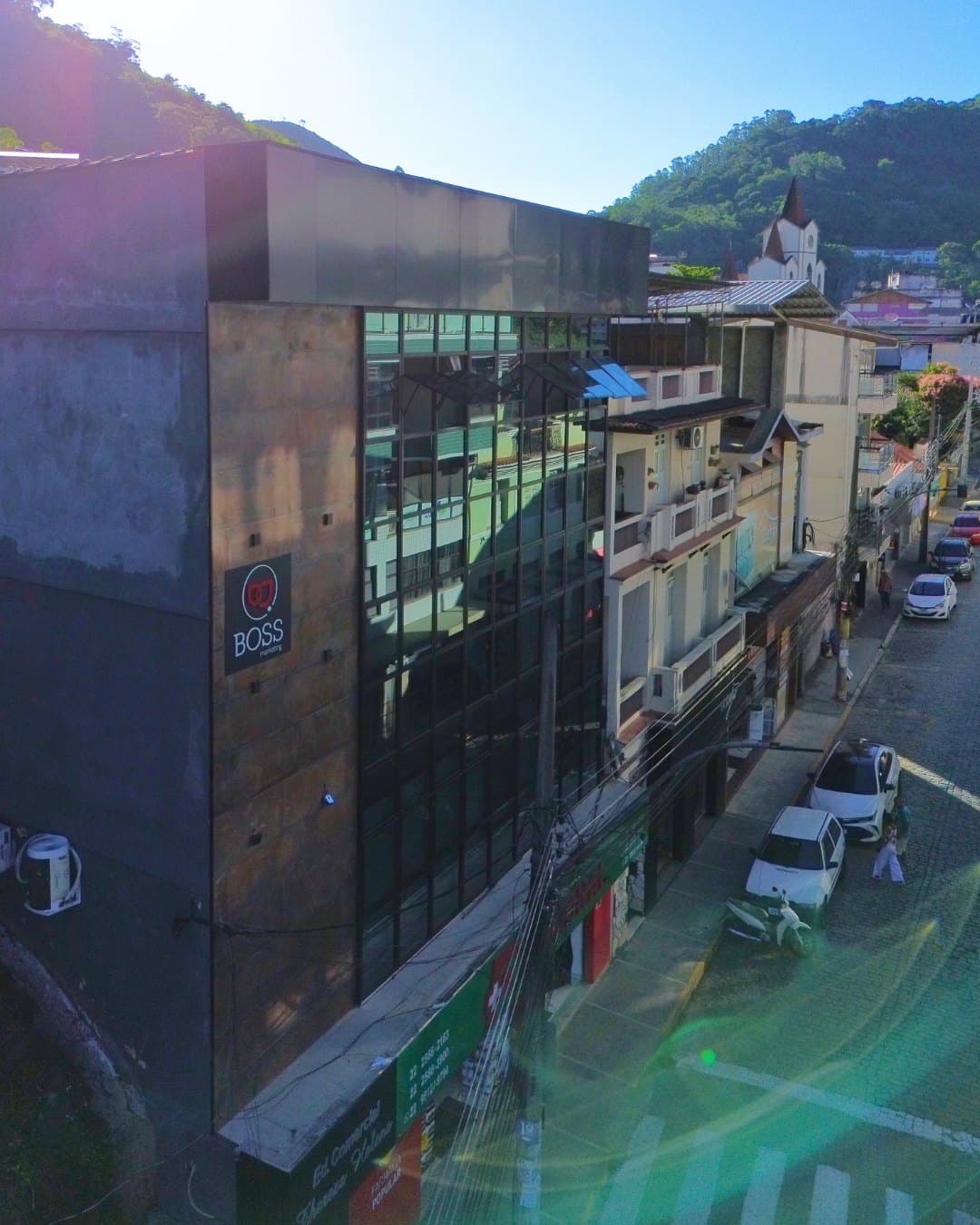 Fachada da sede da Boss Marketing em Bom Jardim